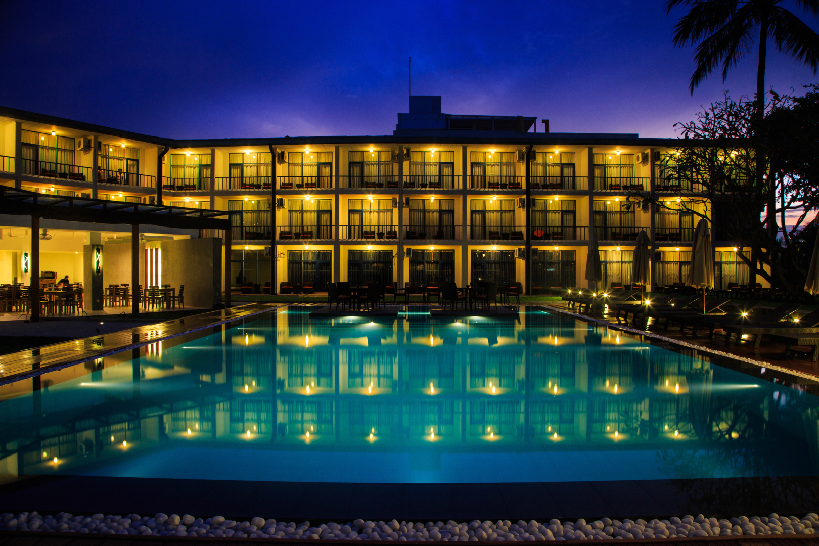 Отель Camelot Beach