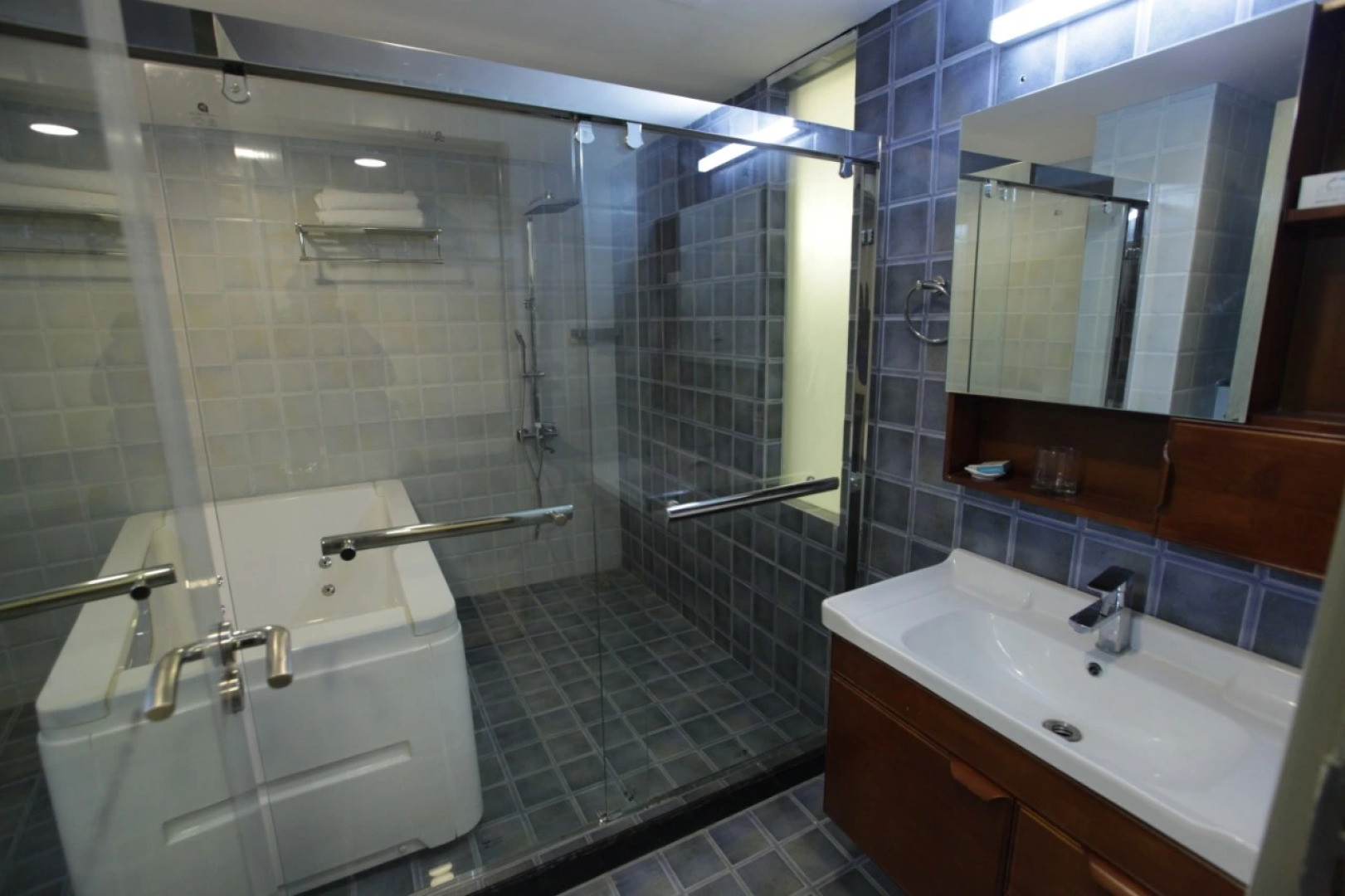 Отель Humming Bird Hotel & Banquet