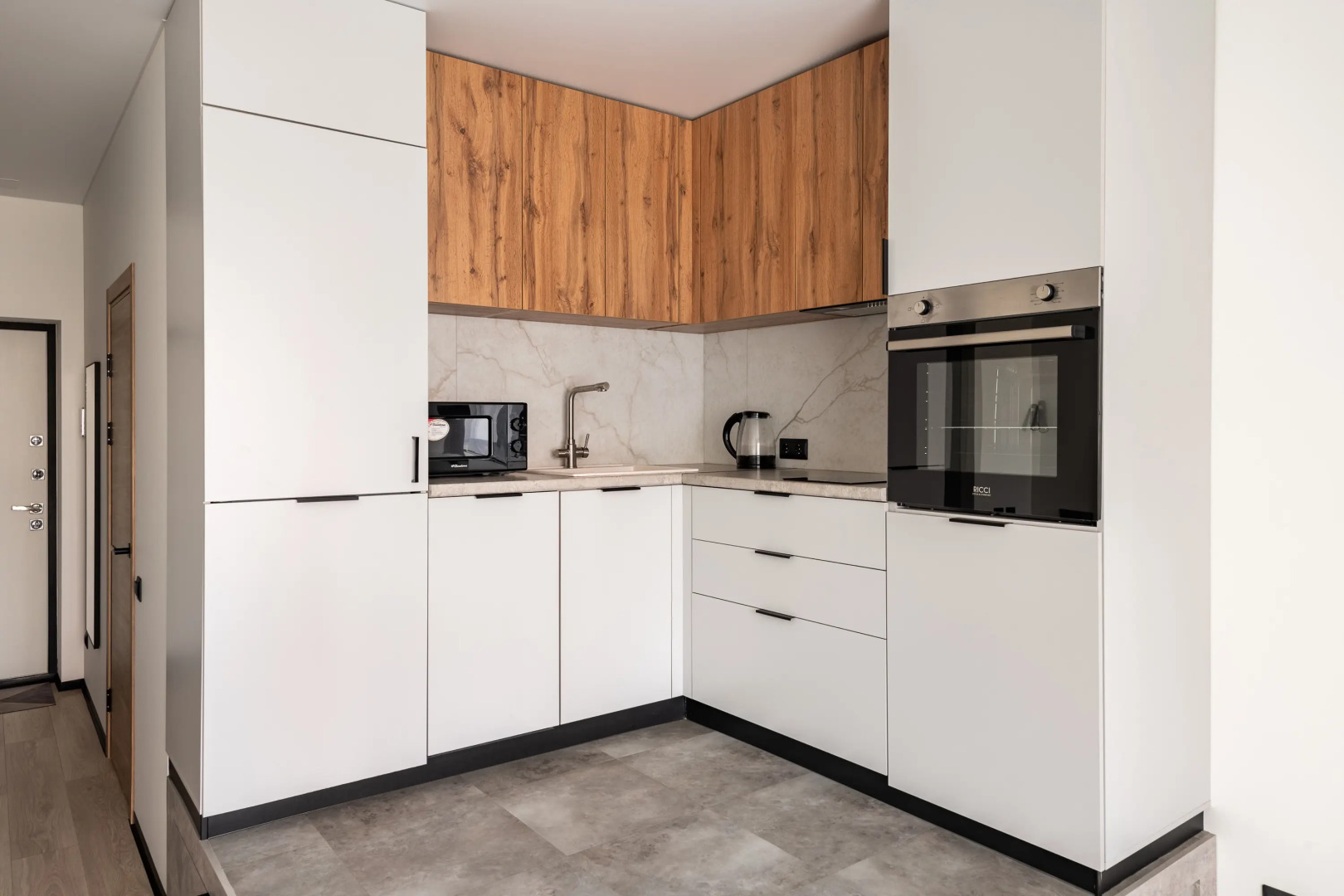 Квартира С Подиумом и выдвижной кроватью дизайнерская