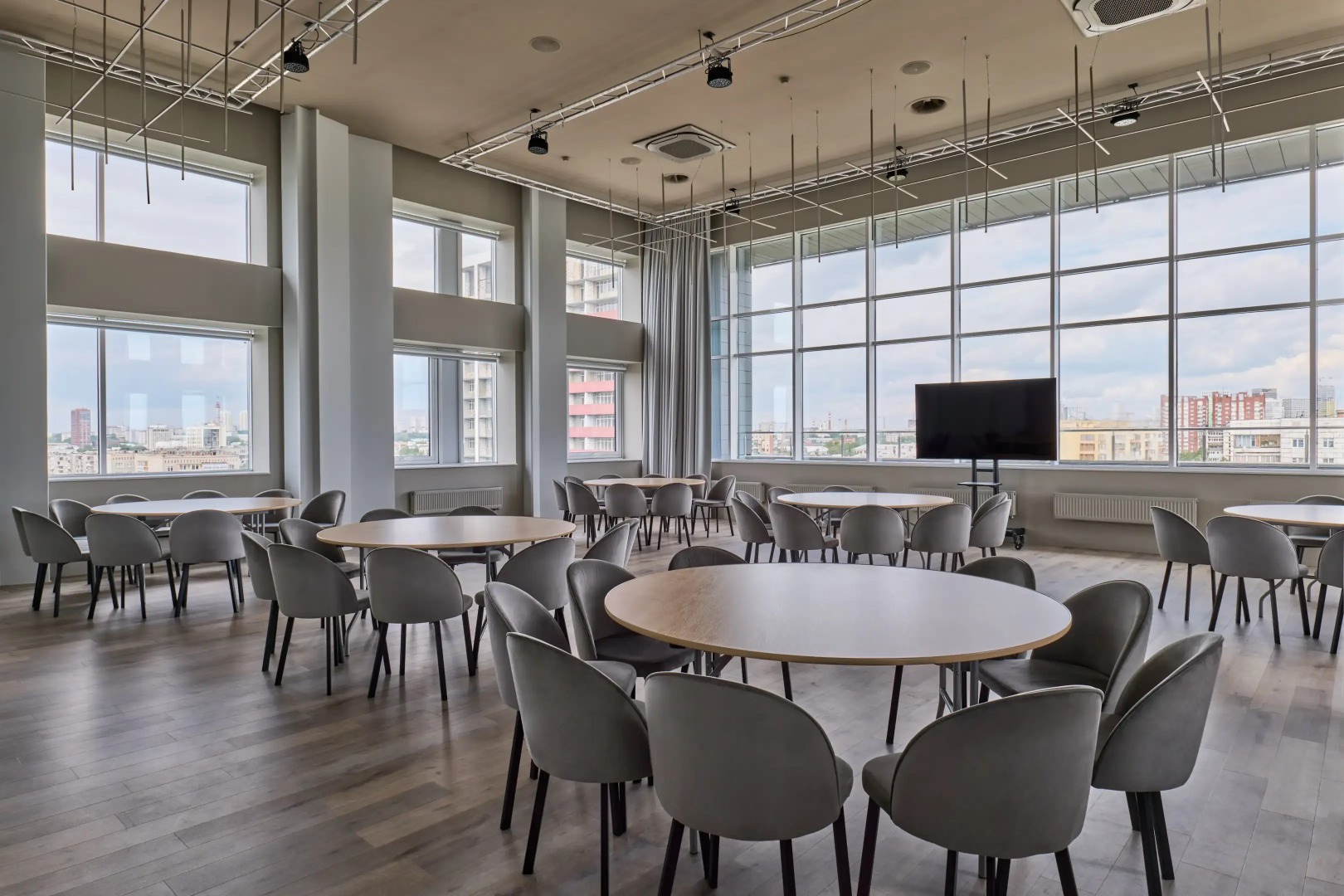 Отель SLIDE Bleisure & MICE