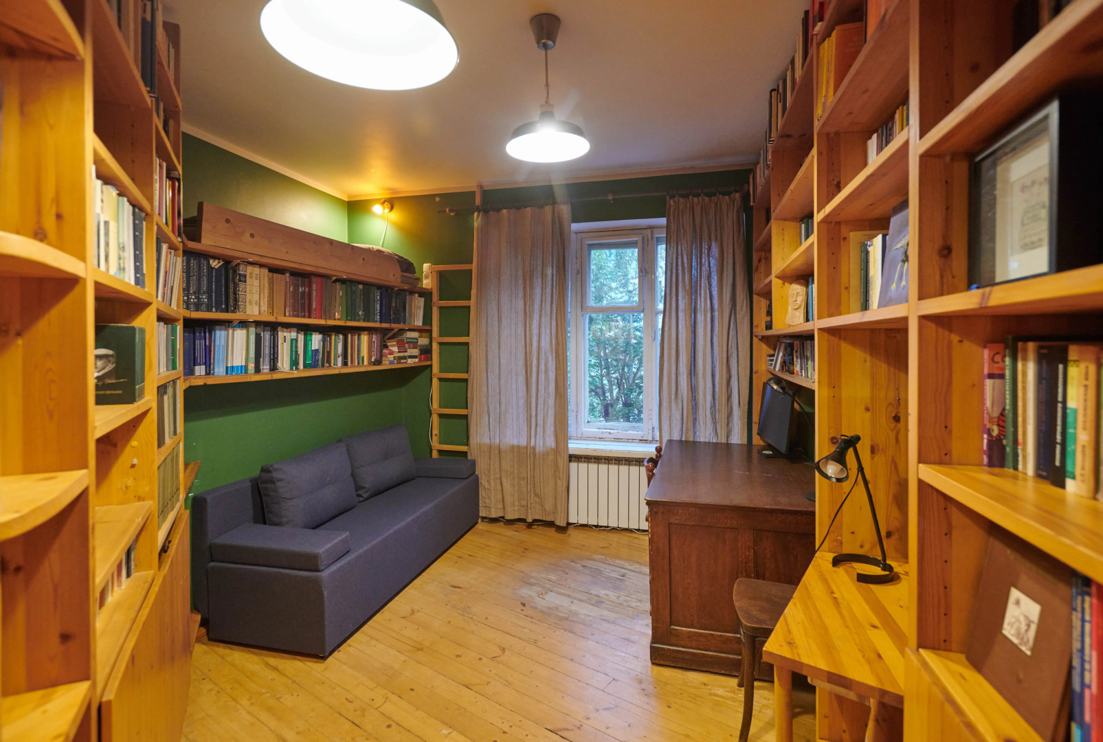 Квартира старинная мебель в лучах солнца