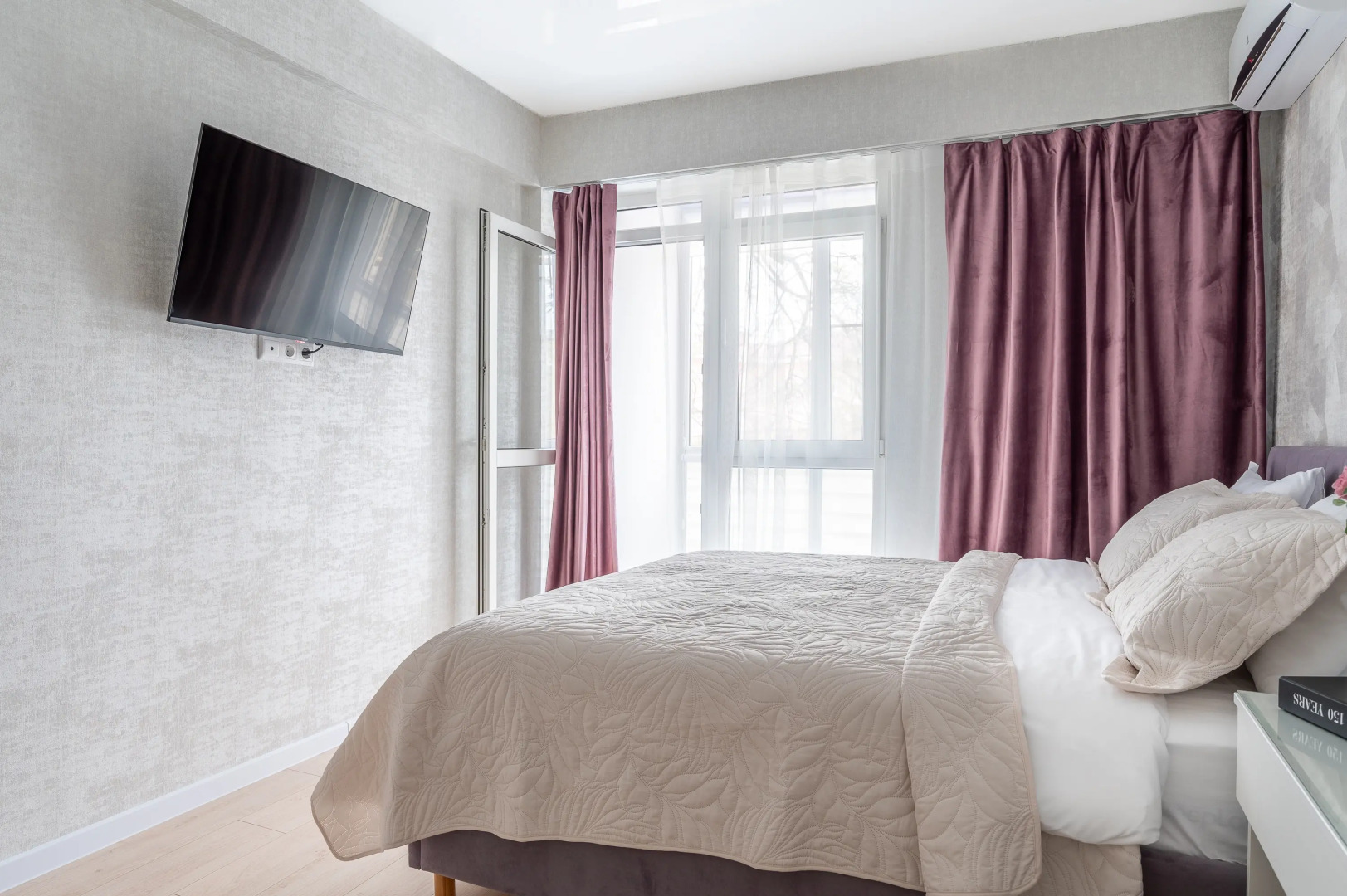 Светлая квартира с панорамными окнами. МПС 82