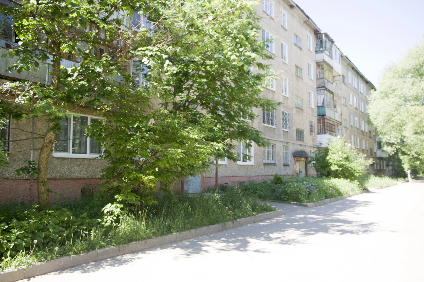 Уютная однокомнатная с изумрудным диваном и теплым полом