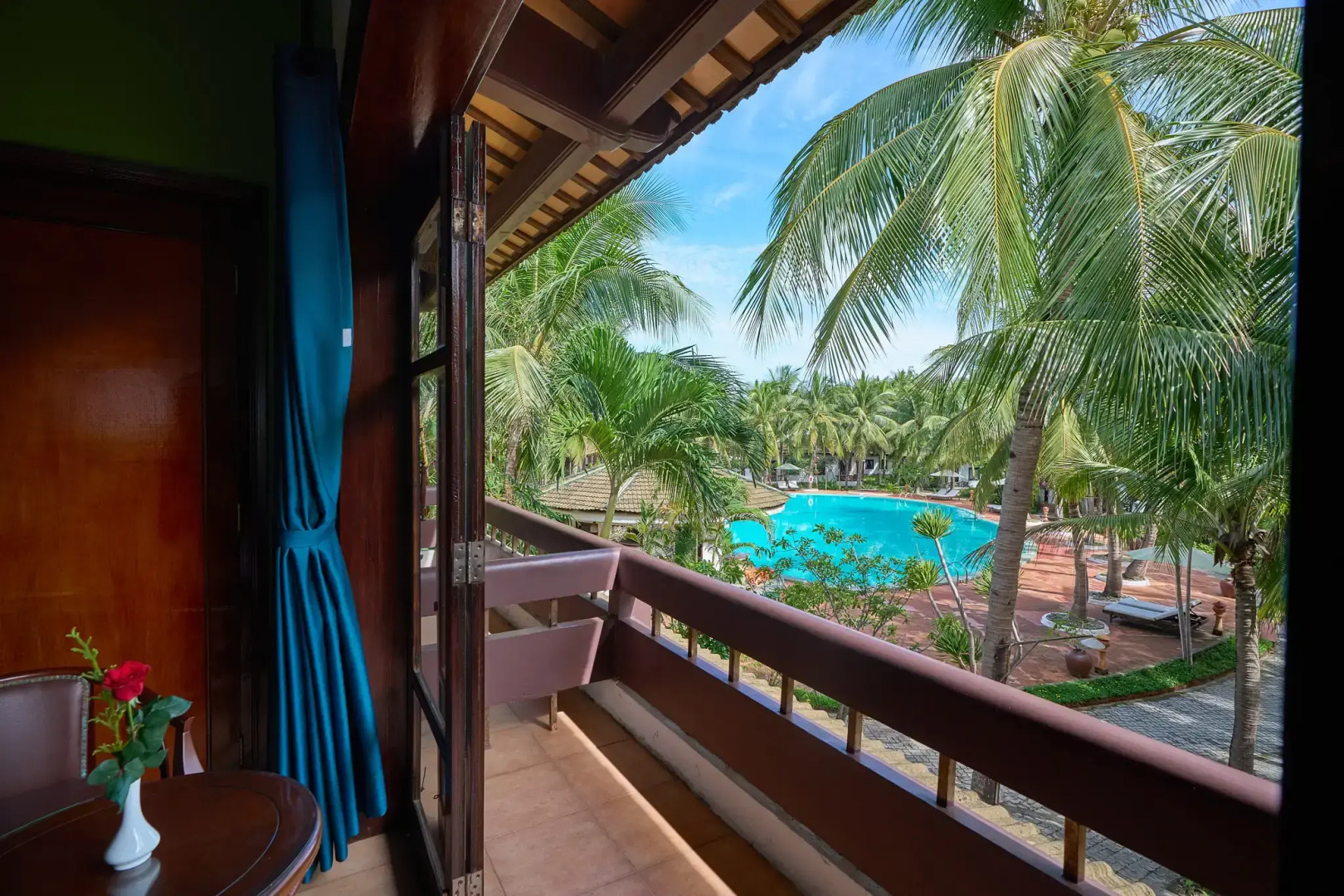 Курортный отель Lang Co Beach