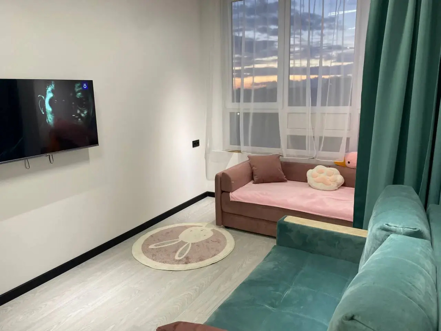 Апартаменты Пикассо - индустриальный шик с яркими акцентами