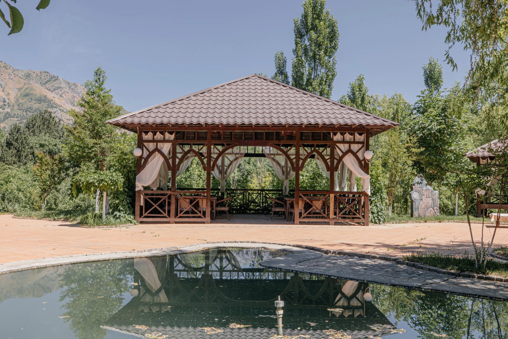 Курортный отель Charos Family