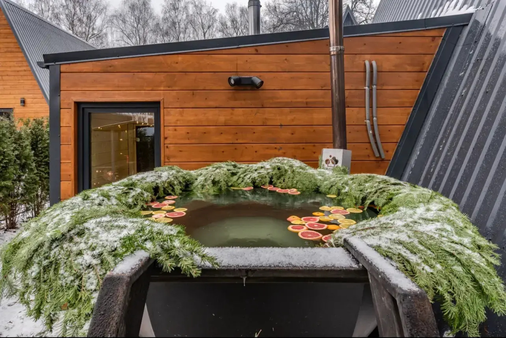 Частный дом Увеличенный А-фрейм Сад с баней и чаном