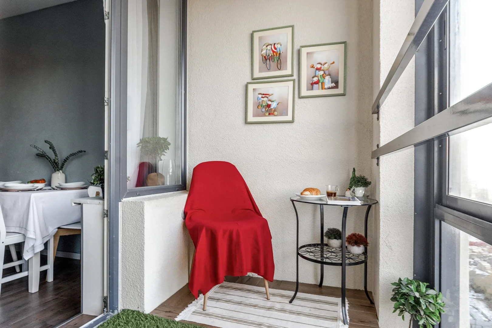 Апартаменты с балконом и красивым видом у метро