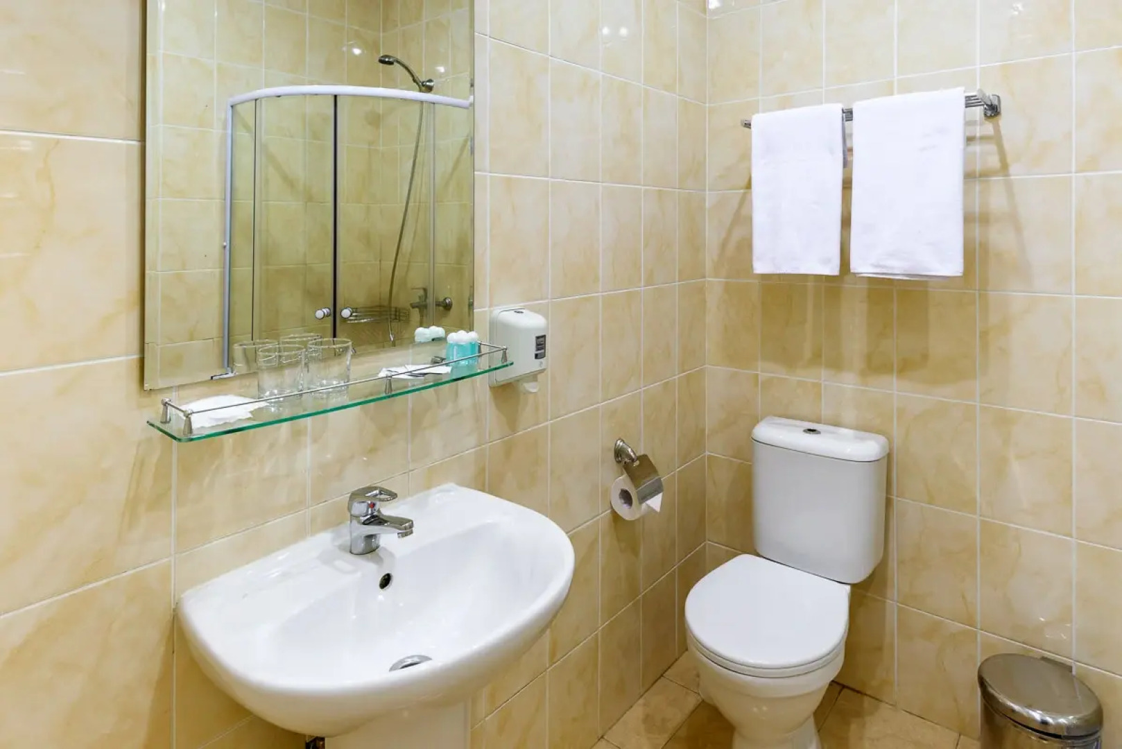 Отель Red Apple