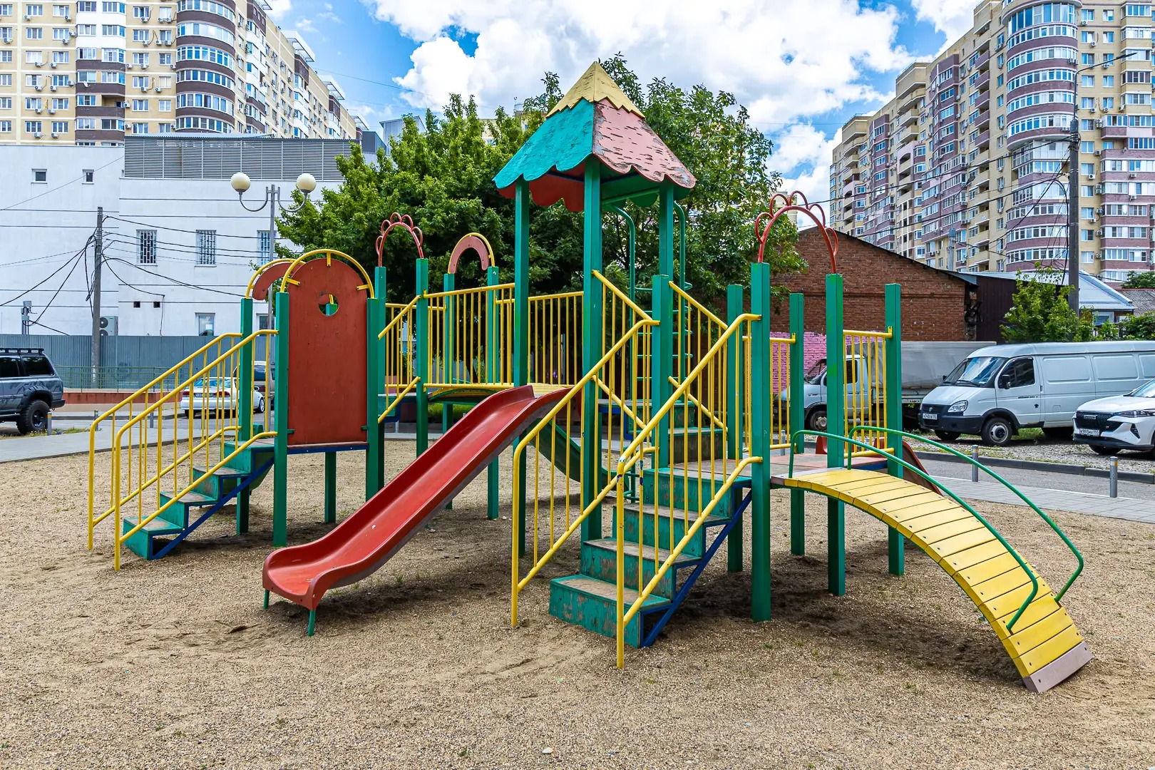 Квартира Просторная двухкомнатная недалеко от парка Галицкого