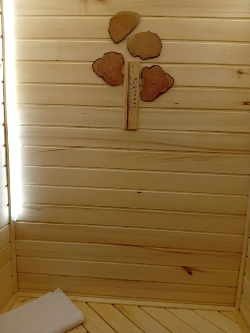 Частный дом с балконом у речки