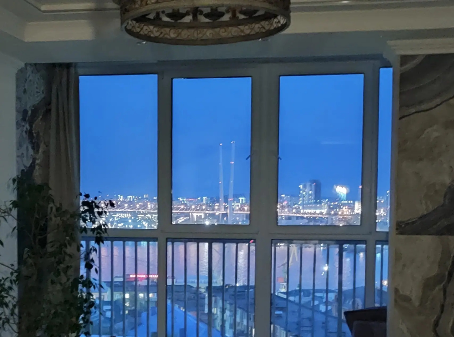 Апартаменты Шикарные В центре с видом на Золотой мост и Русский мост