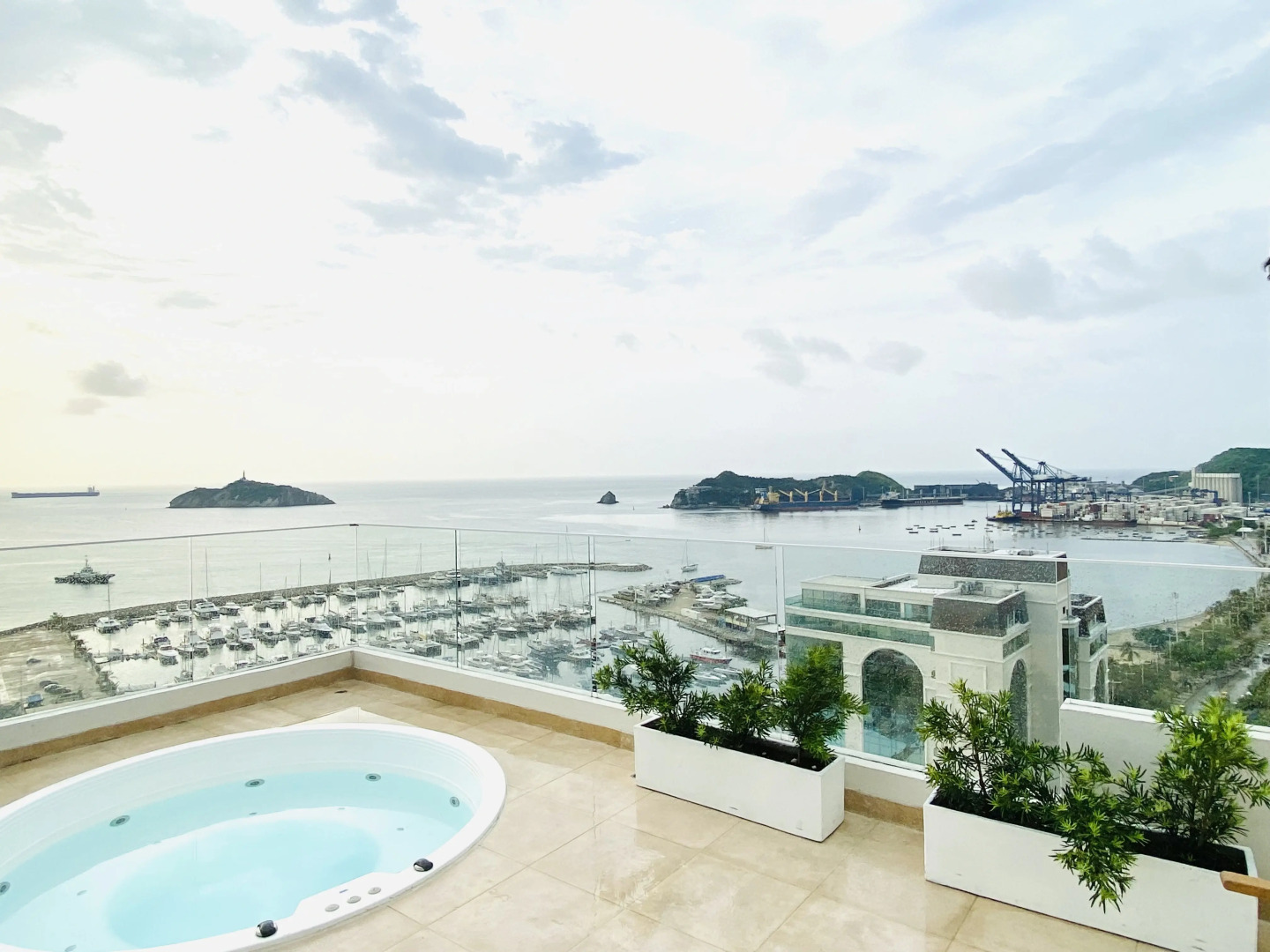 Апартаменты Blue Loft oceanview in Marina rooftop pool prime location