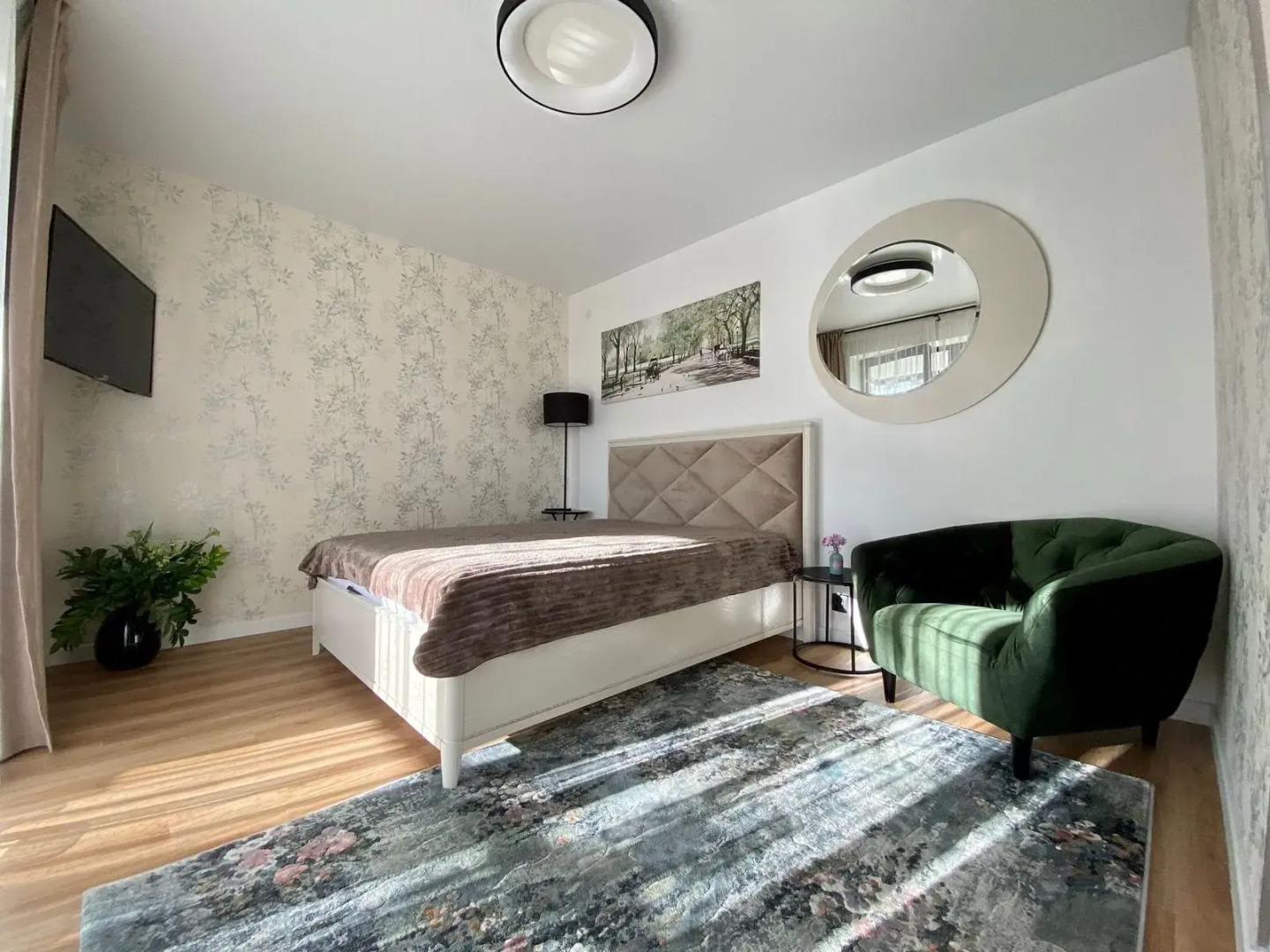 Апартаменты у берега моря с видом на парк