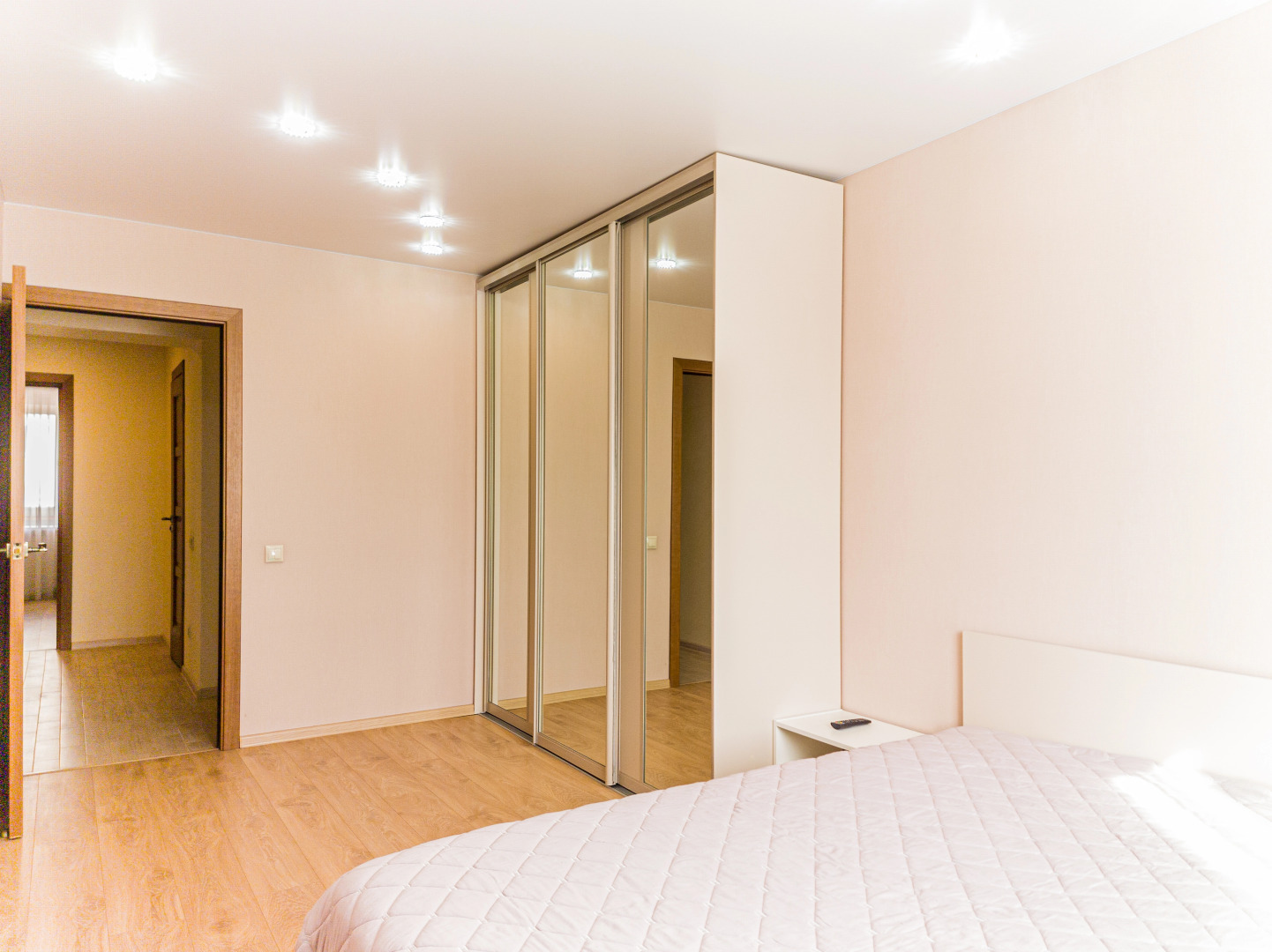 Апартаменты двухкомнатные в светлых тонах вблизи центра города