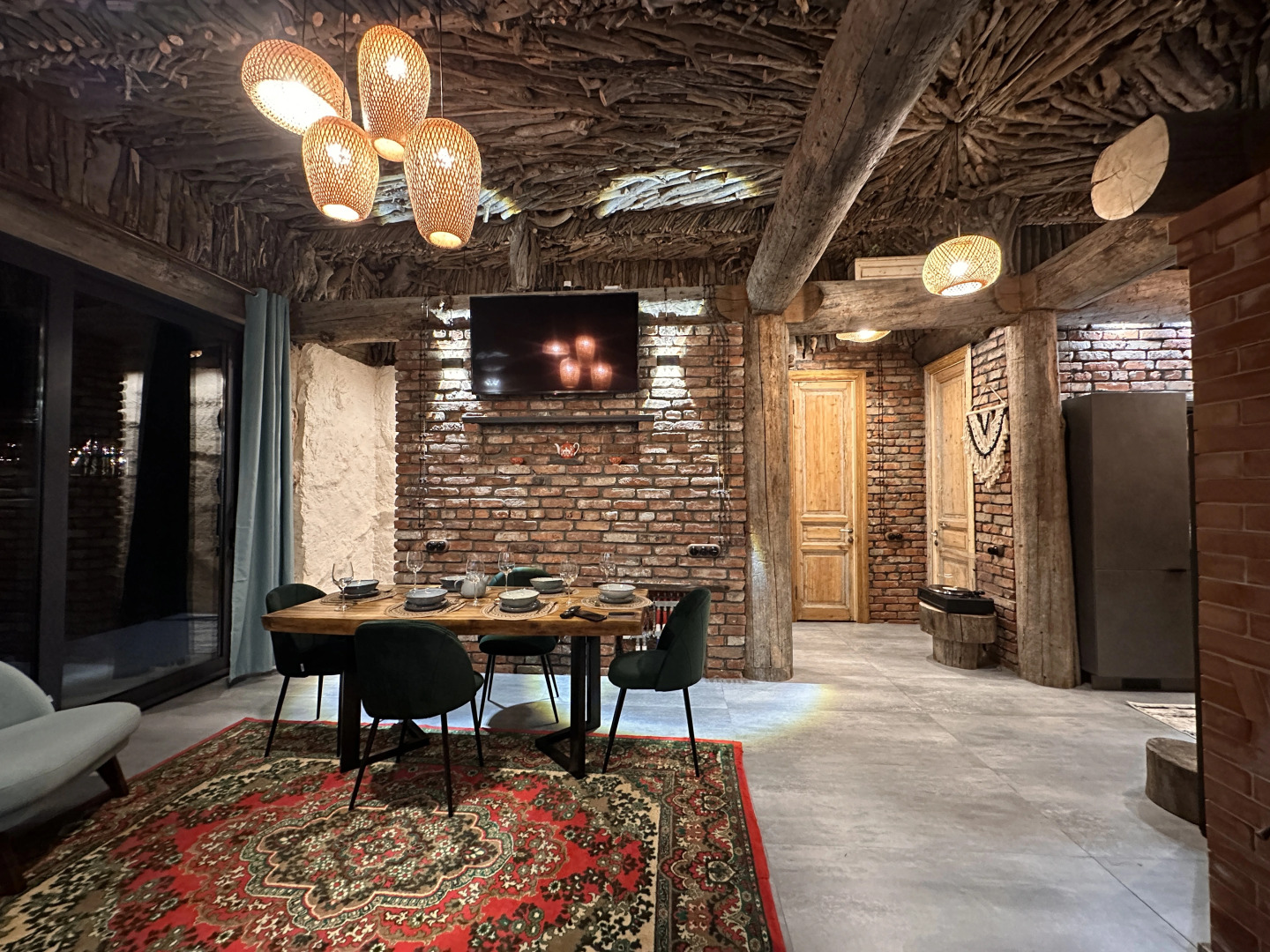 Частный дом гнѣздо с камином и двумя спальнями