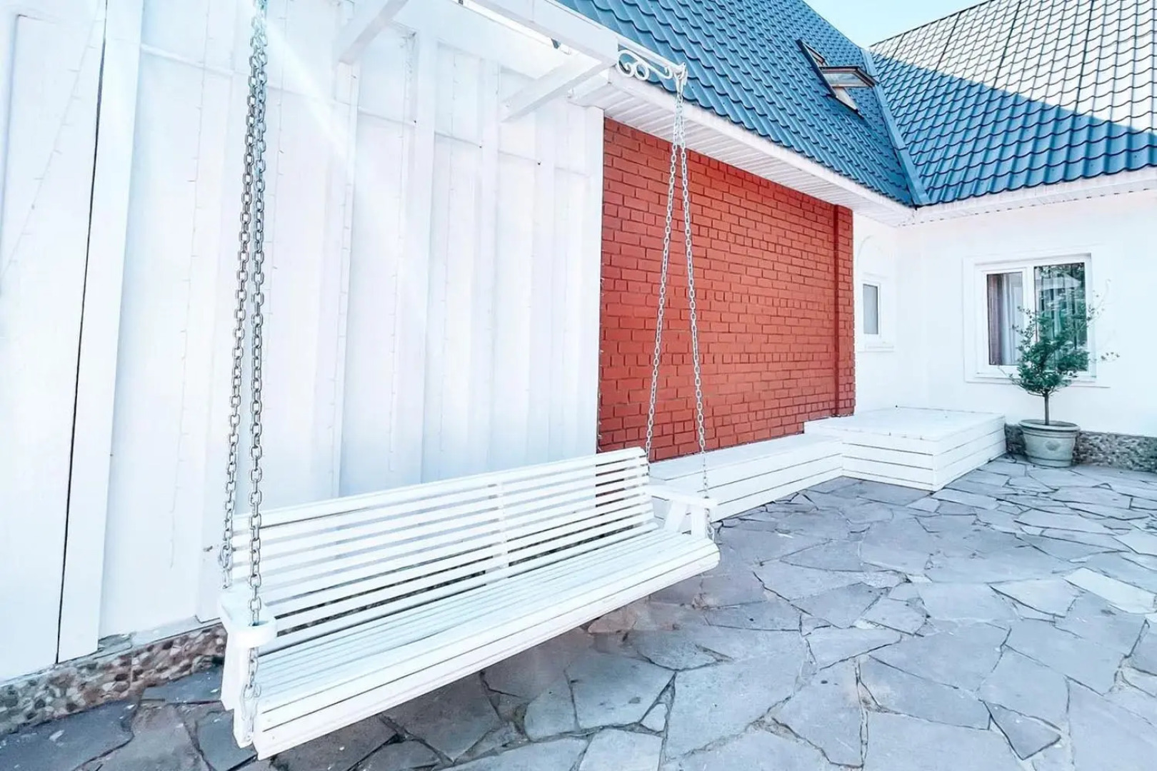 Гостевой Дом на берегу озера с верандой в Новой Москве