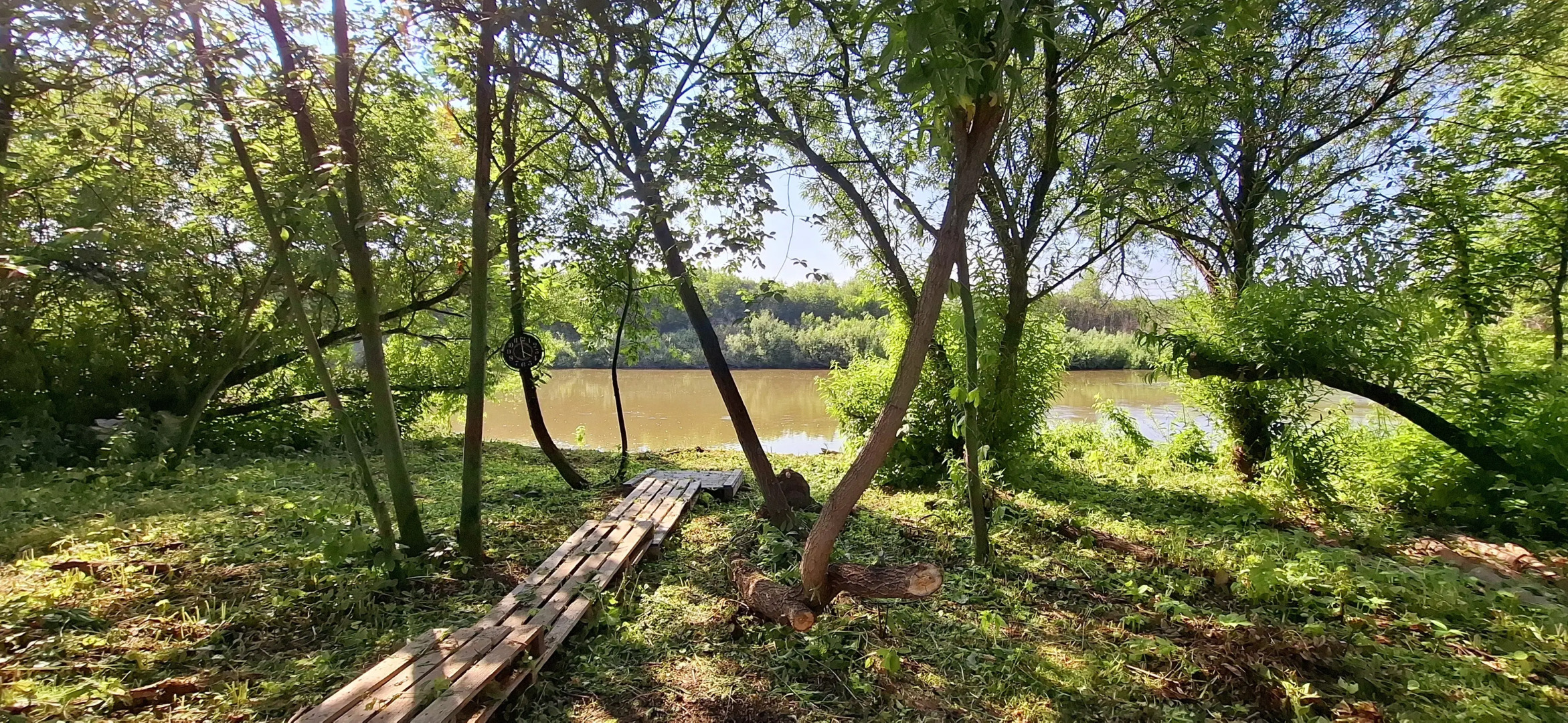 Гостевой Дом с кораблем на берегу реки