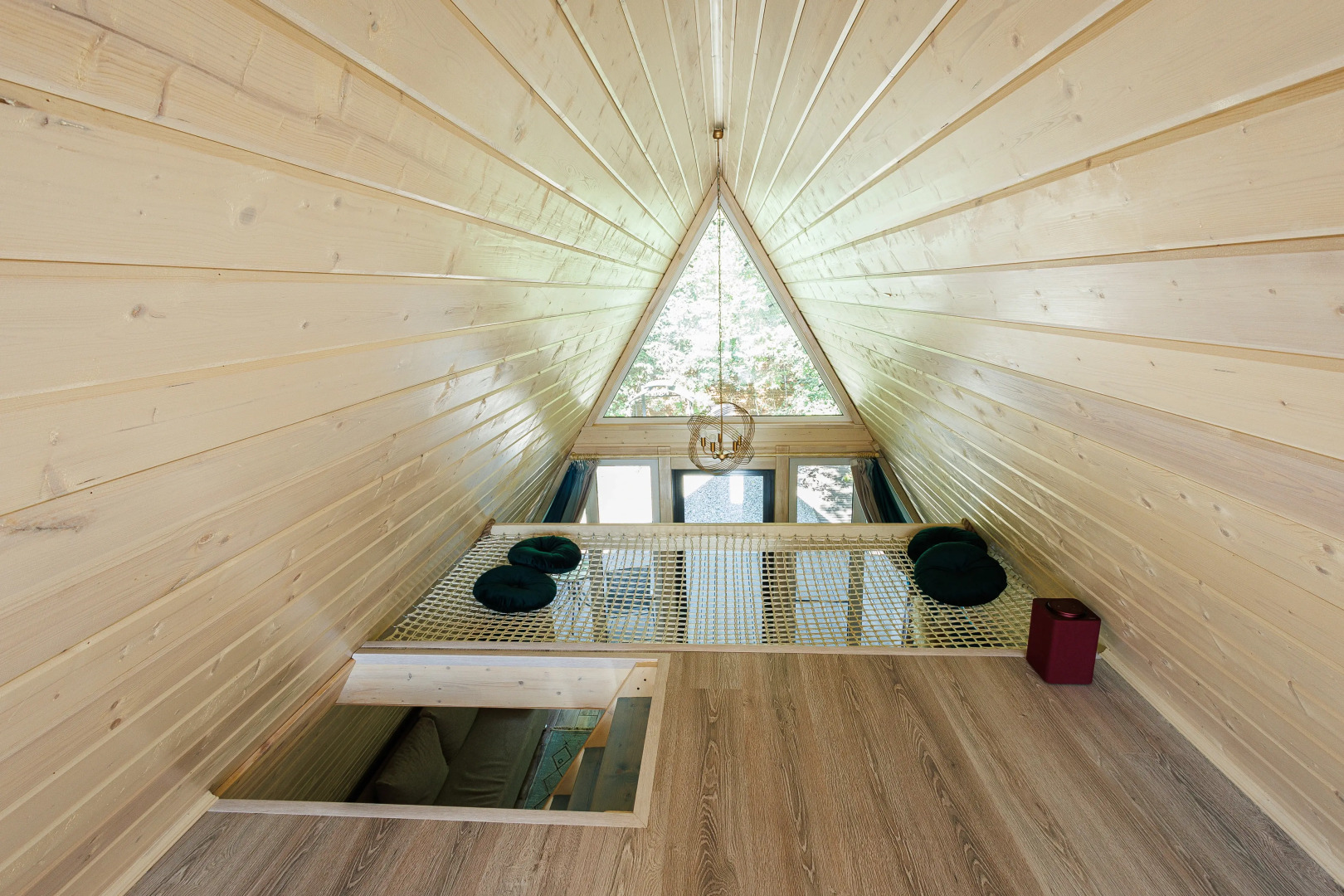 Частный дом А-фрейм для отдыха в дубовом лесу