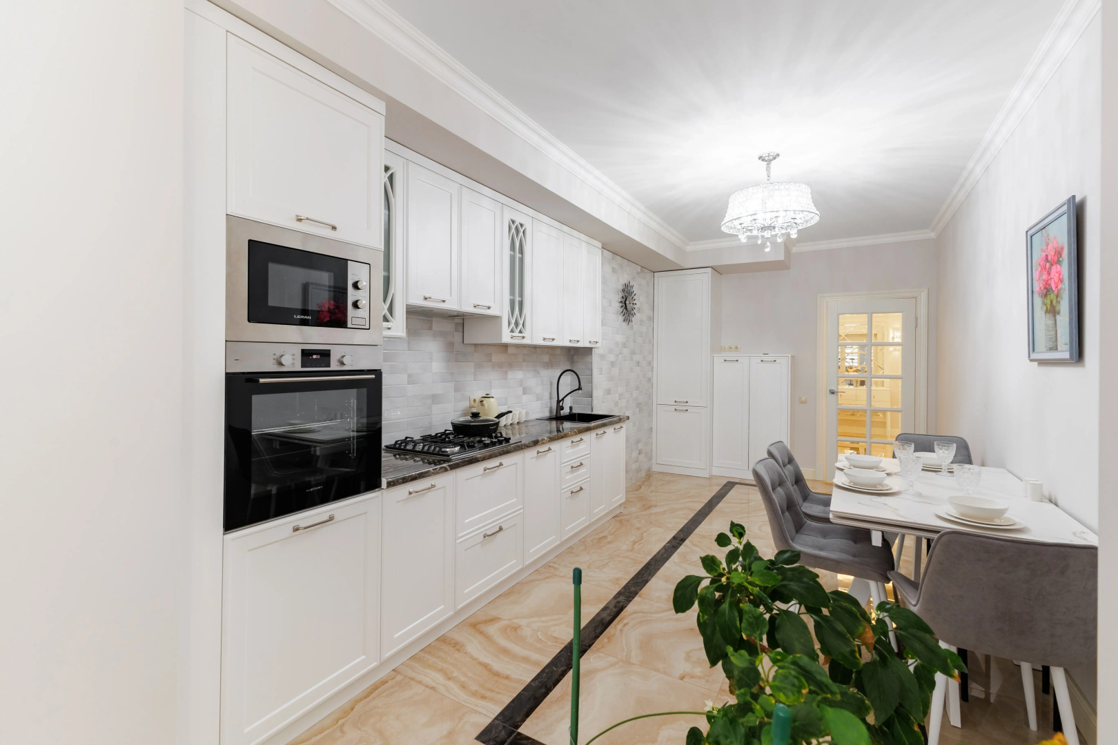 Апартаменты AURA с панорамными окнами и видом на горы