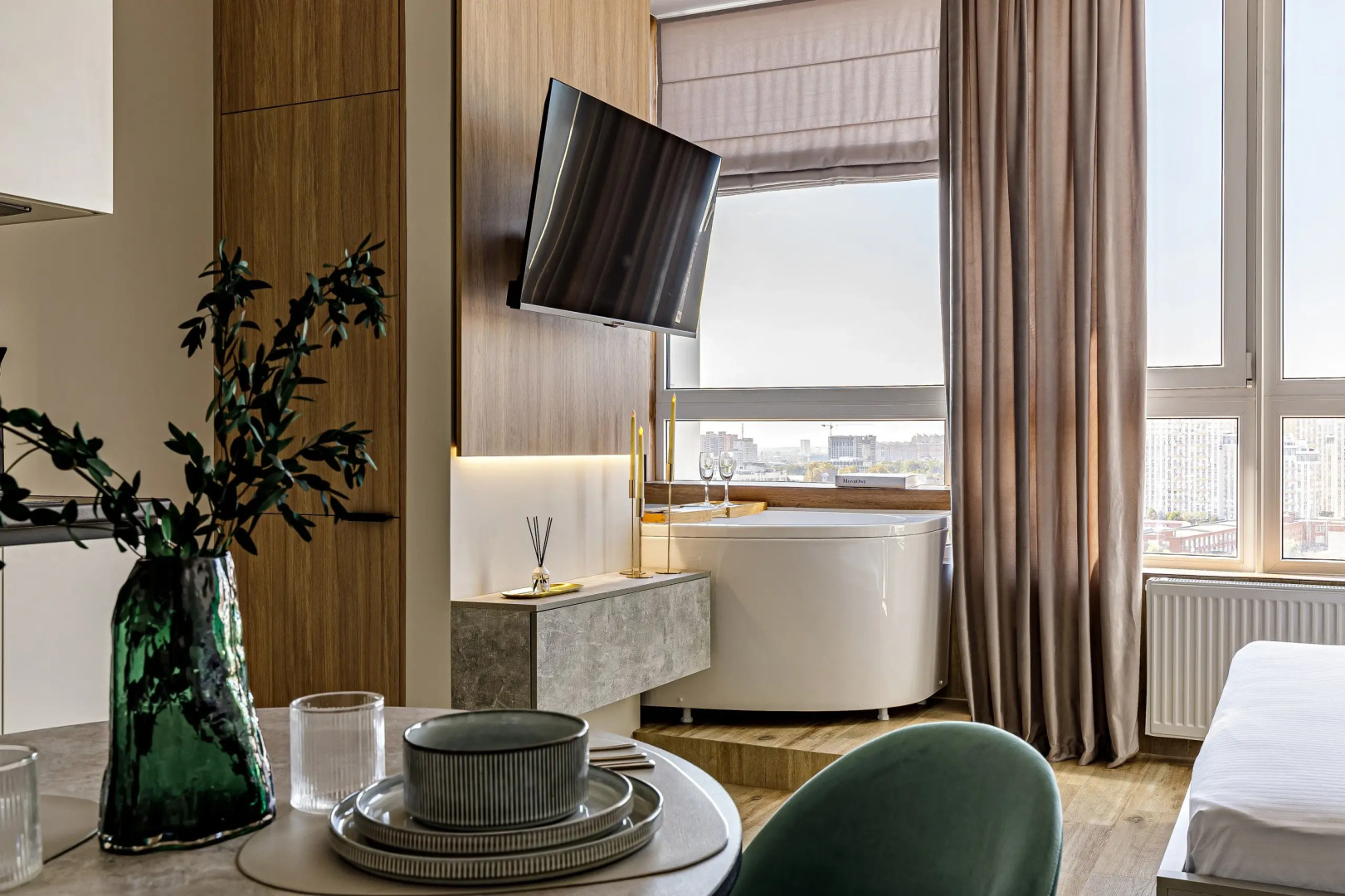 Апартаменты VIP студия с роскошной ванной у панорамного окна