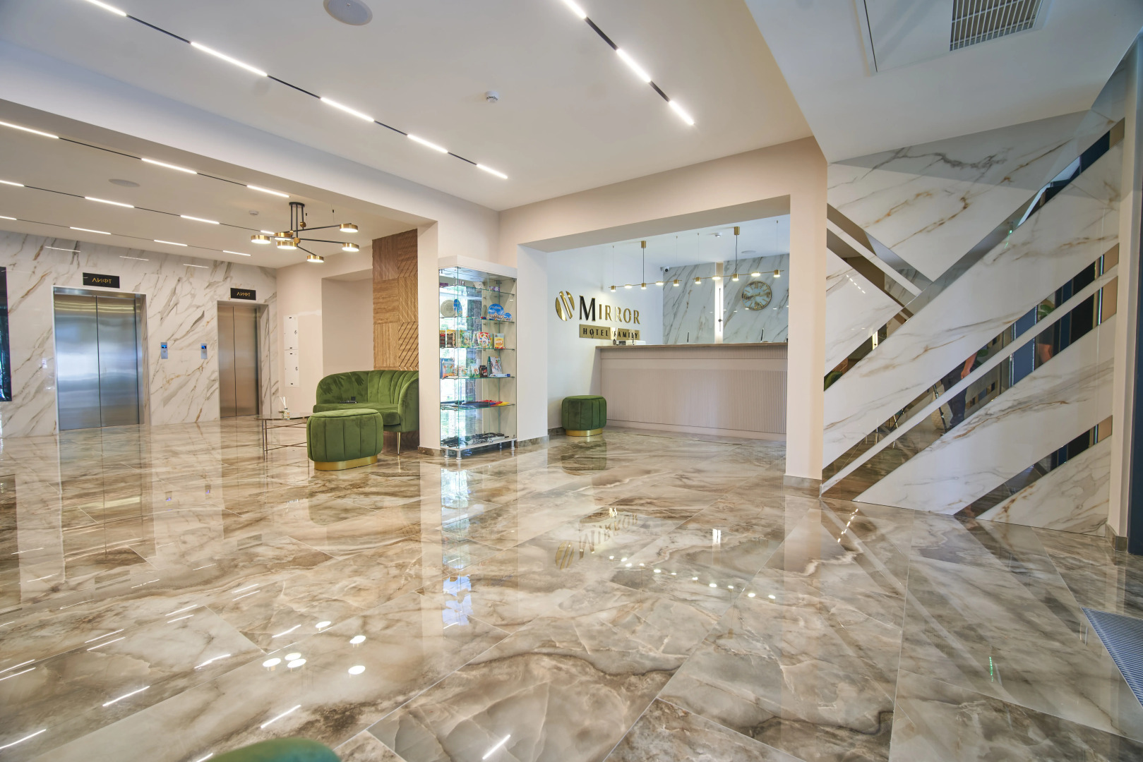 Отель Mirror Family