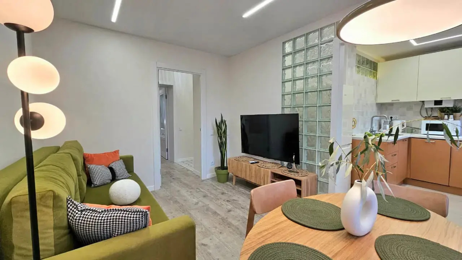 Квартира у Озера Кабан: Стильный Ремонт и Идеальное Расположение!