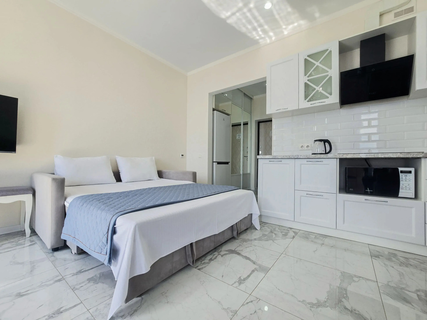 Квартира светлая студия с видом на море и балконом с бассейном на территории