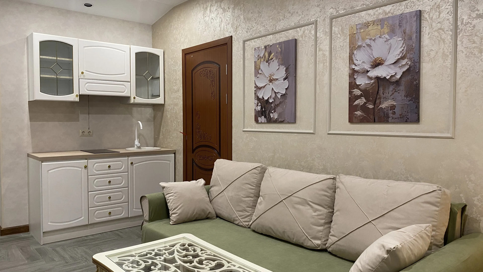 Апартаменты двухкомнатные ВИП 5 Дворик Друзей