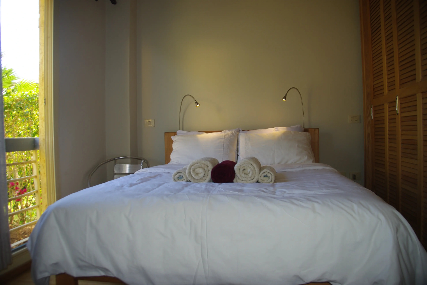 Апартаменты Luxury garden apartment and walk anywhere