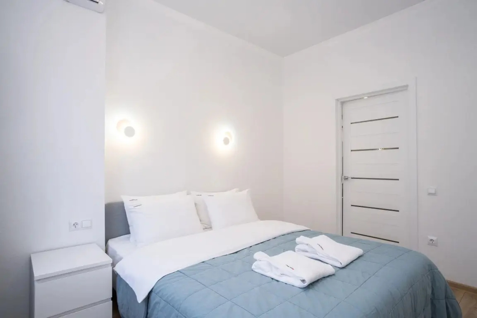 Апартаменты RED APARTMENTS Арт Лайт Дойл