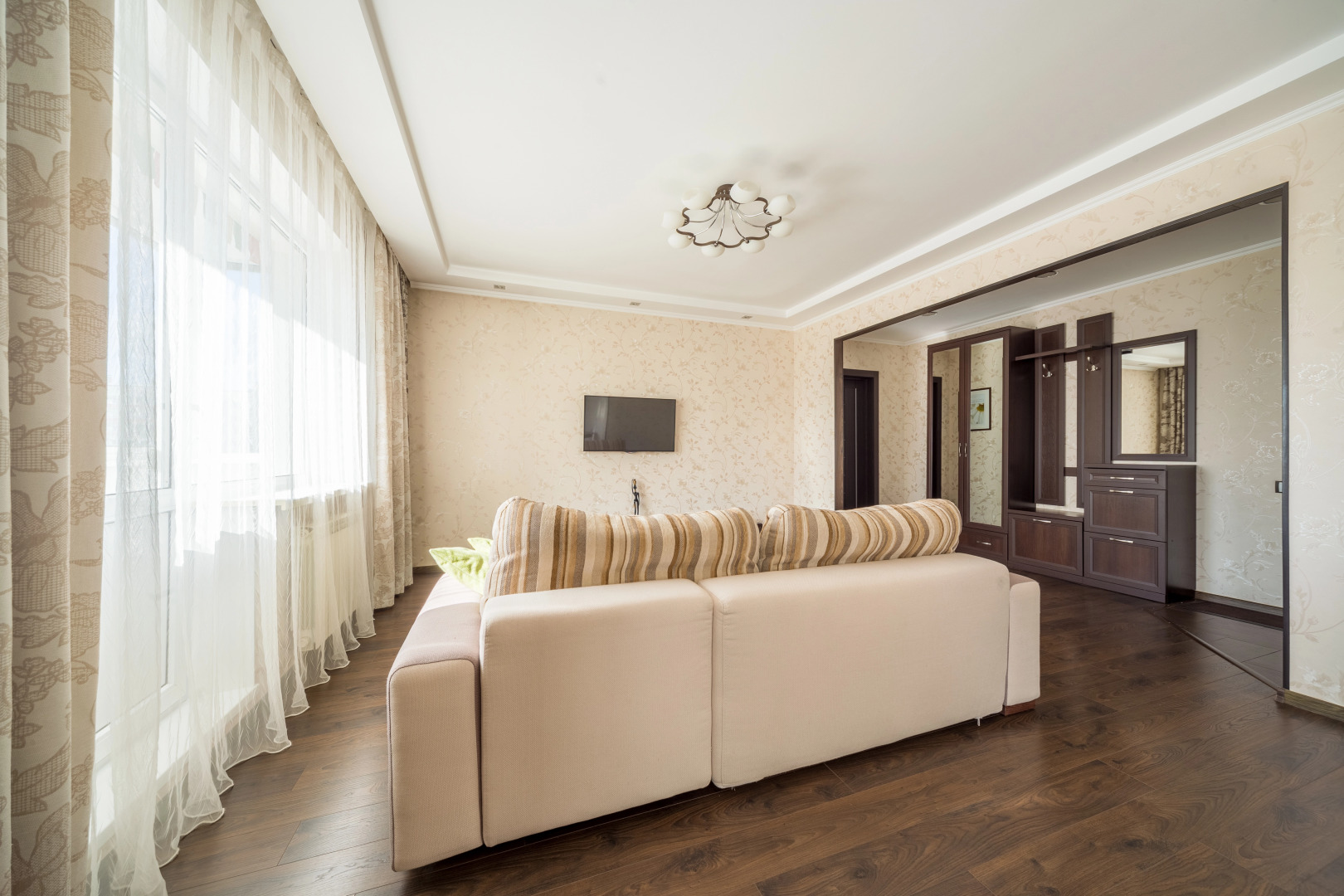 Квартира Тёплая солнечная возле БЦ Первая Башня