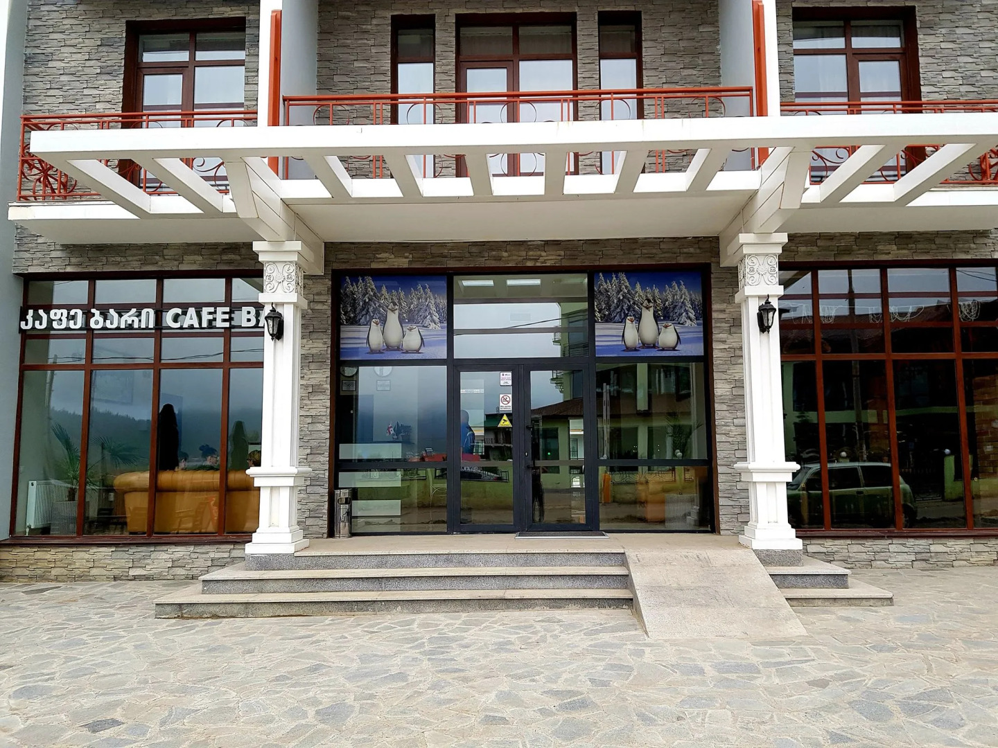 Отель Three Penguins