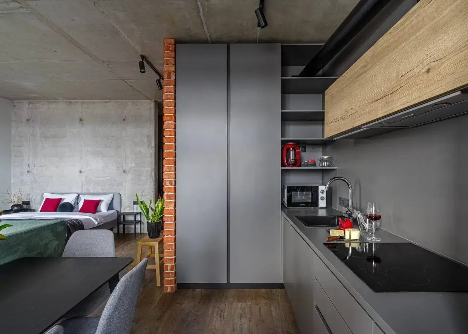 Апартаменты VEROM с видом на реку и город