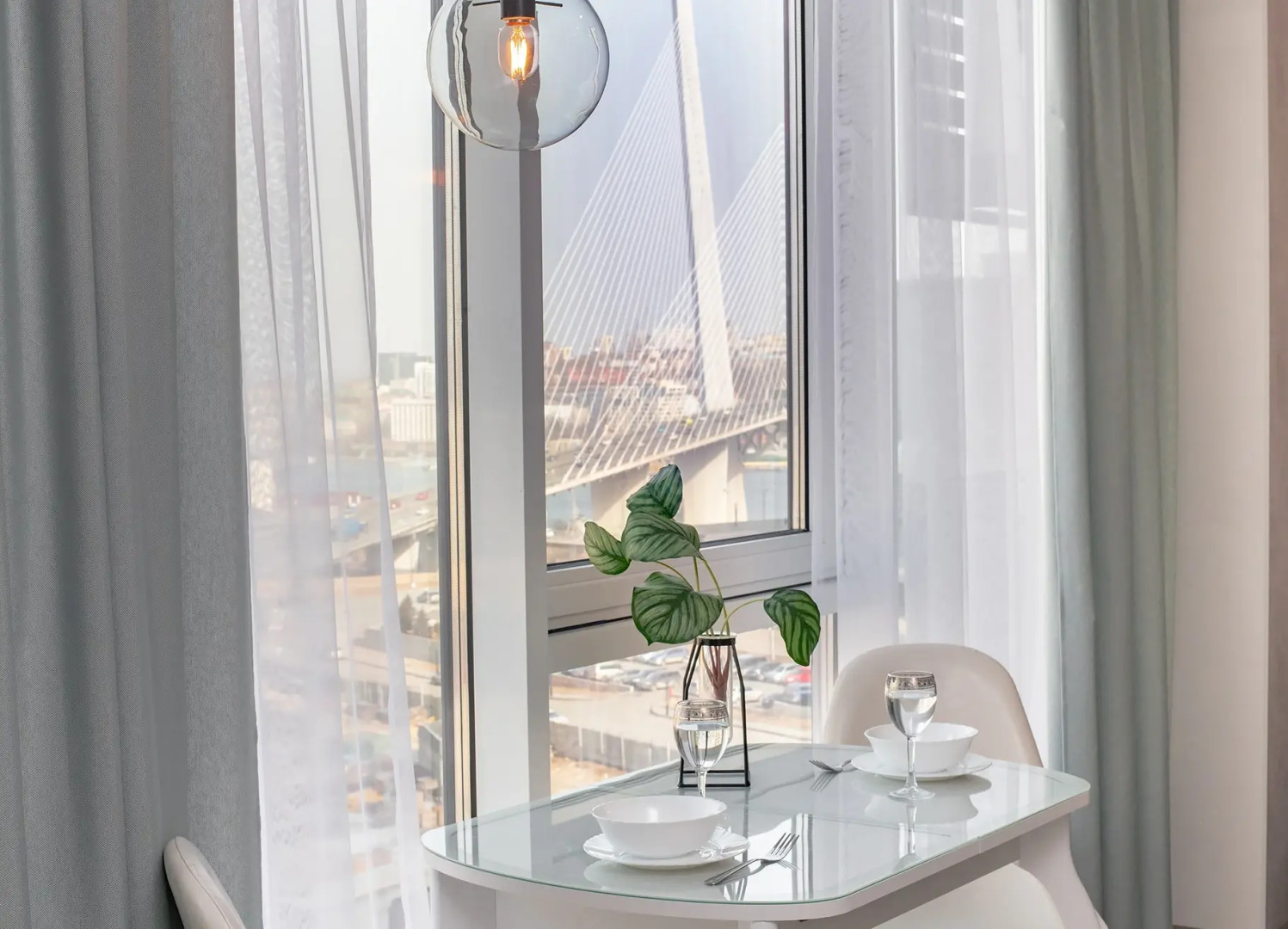 Апартаменты на высоком этаже с видом на мост, недалеко от центра. Брянская 18.