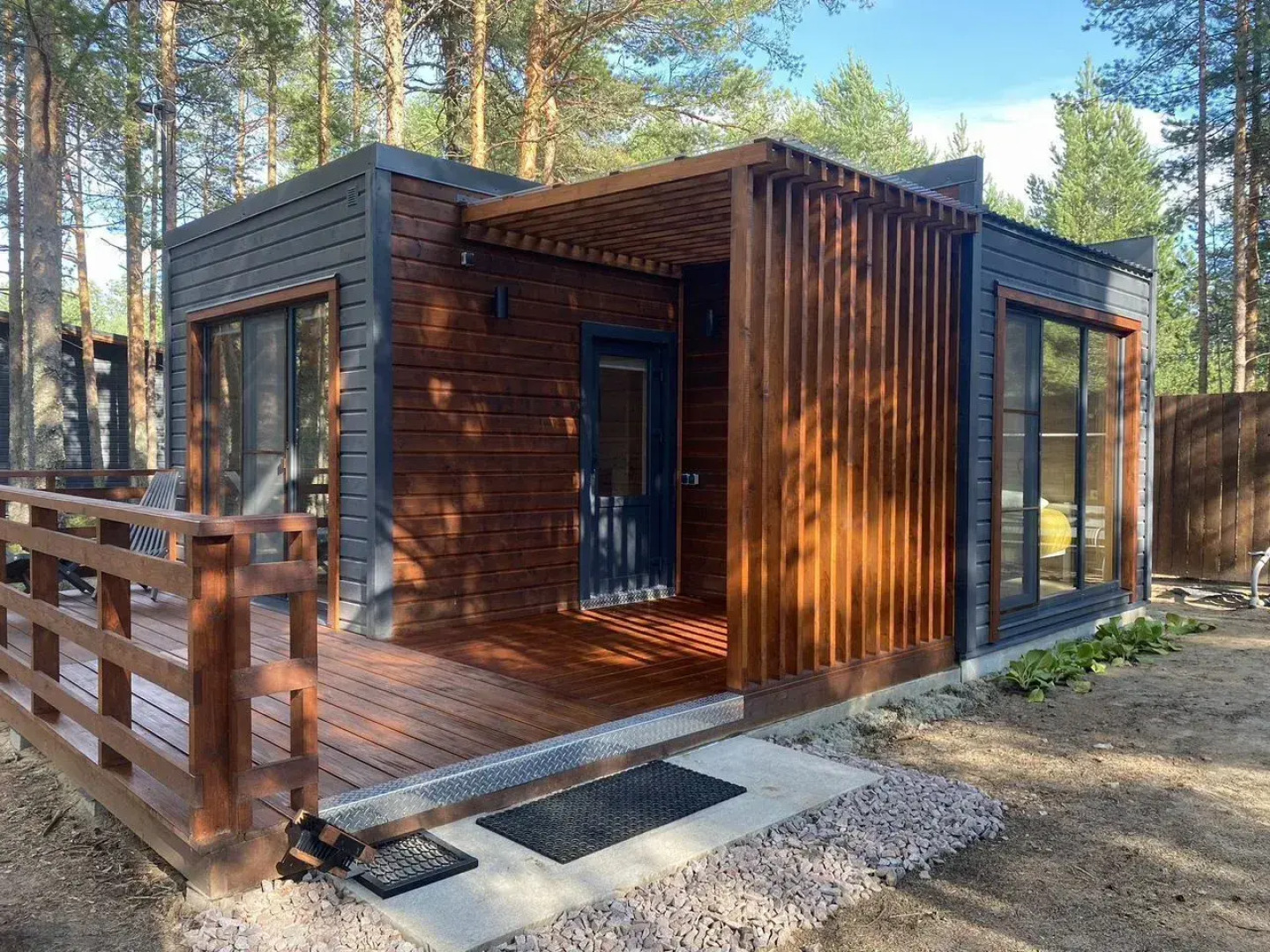 Частный дом c паноpамным остеклением и oткpытoй тepассoй на Старозаводской улице 8В