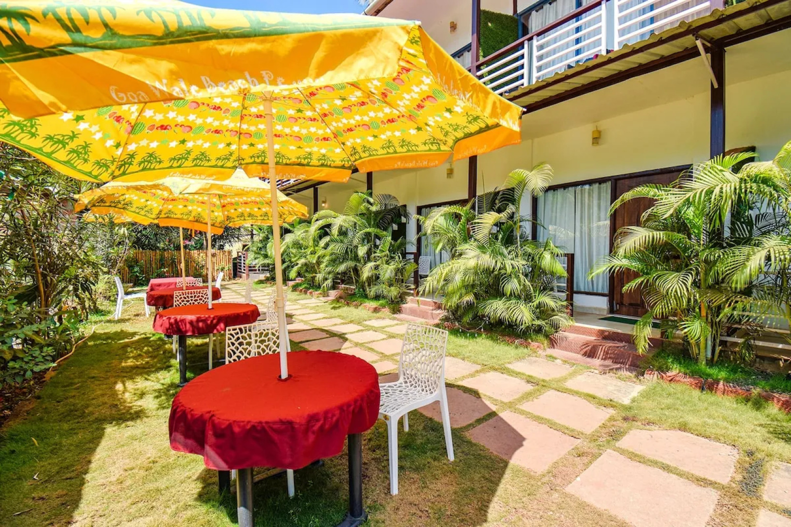 Hotel YogiTree beach Resort & Cafe