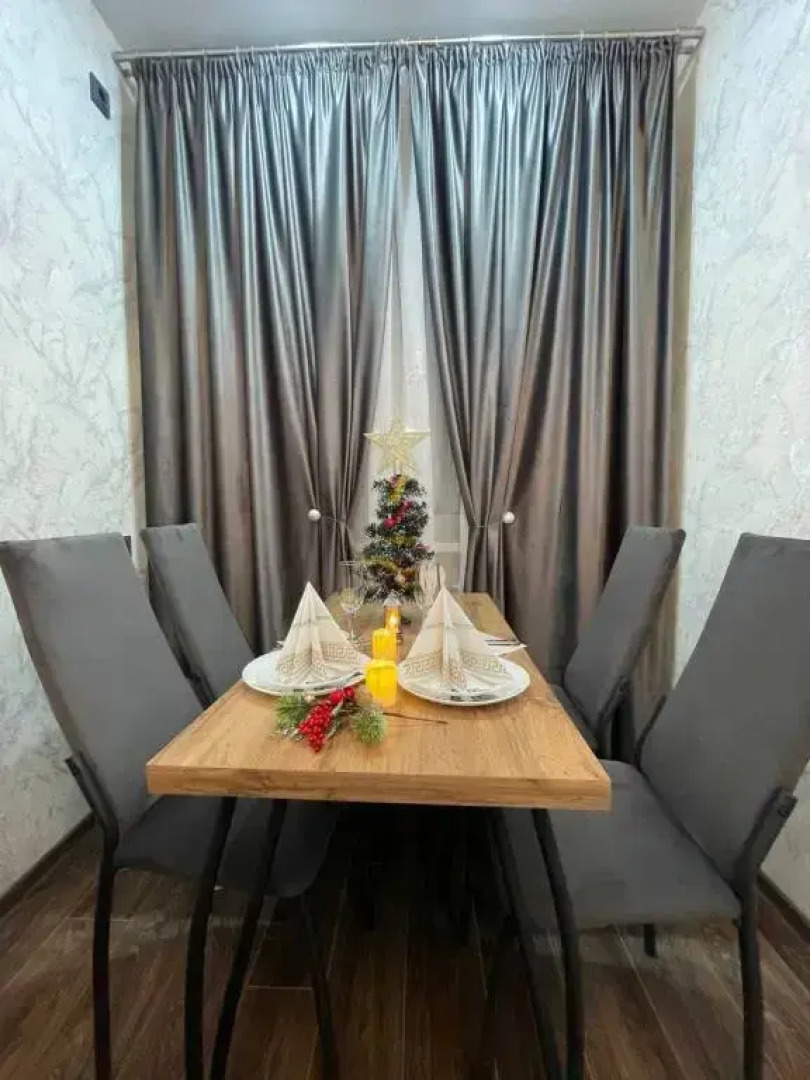 Атмосферная студия с большими окнами с комфортом разместит от двух человек, до 4-х человек от Уют и Комфорт НН