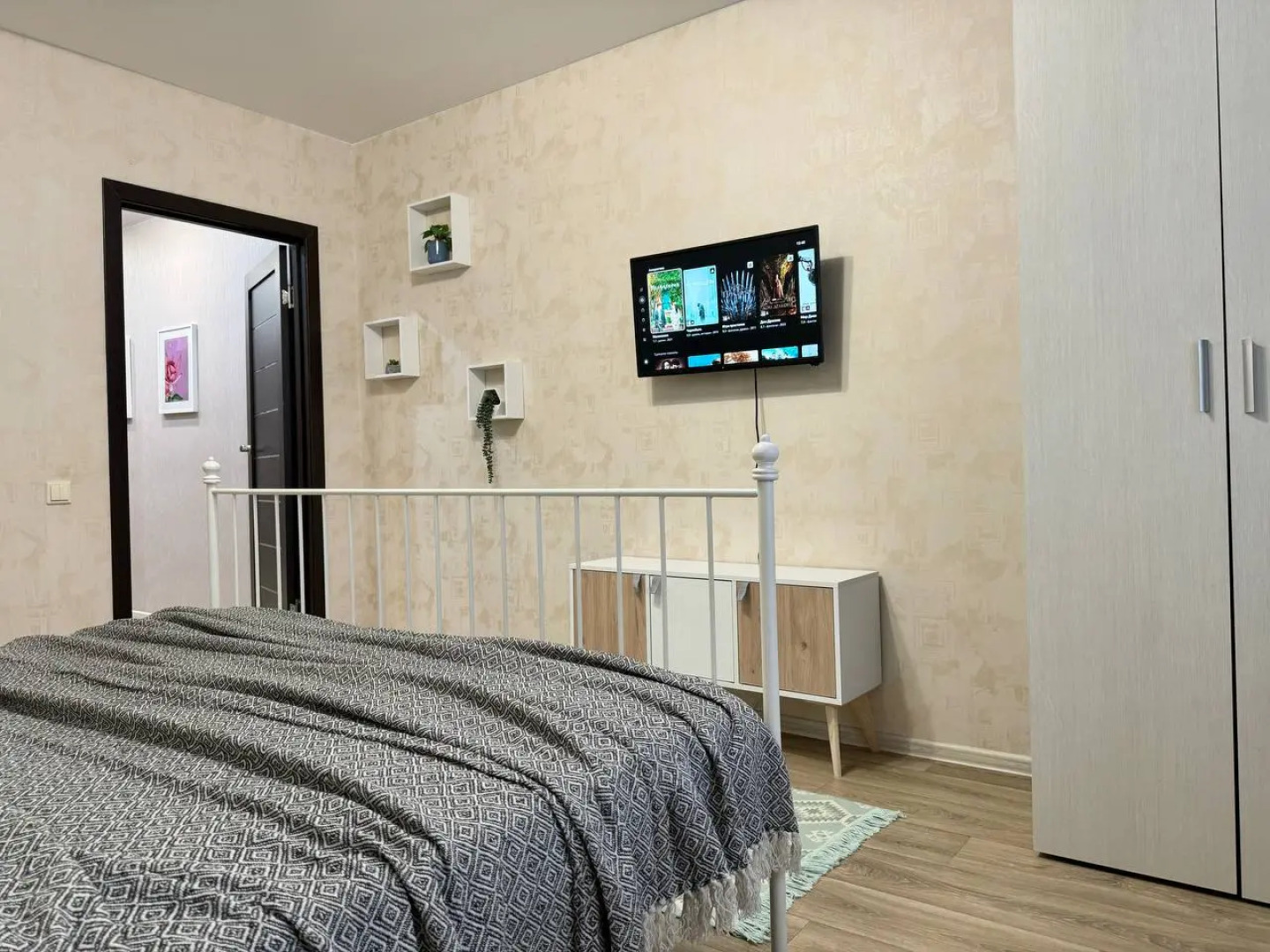 Олимпийский бульвар с видом на город