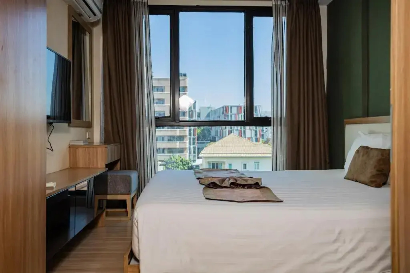 Отель Ramada by Wyndham Bangkok Ten Ekamai Residences