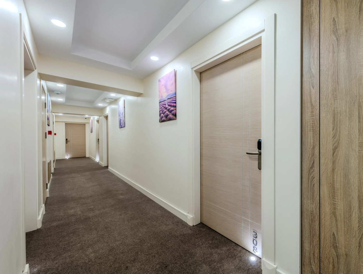 Отель Roys Hotel & Suites