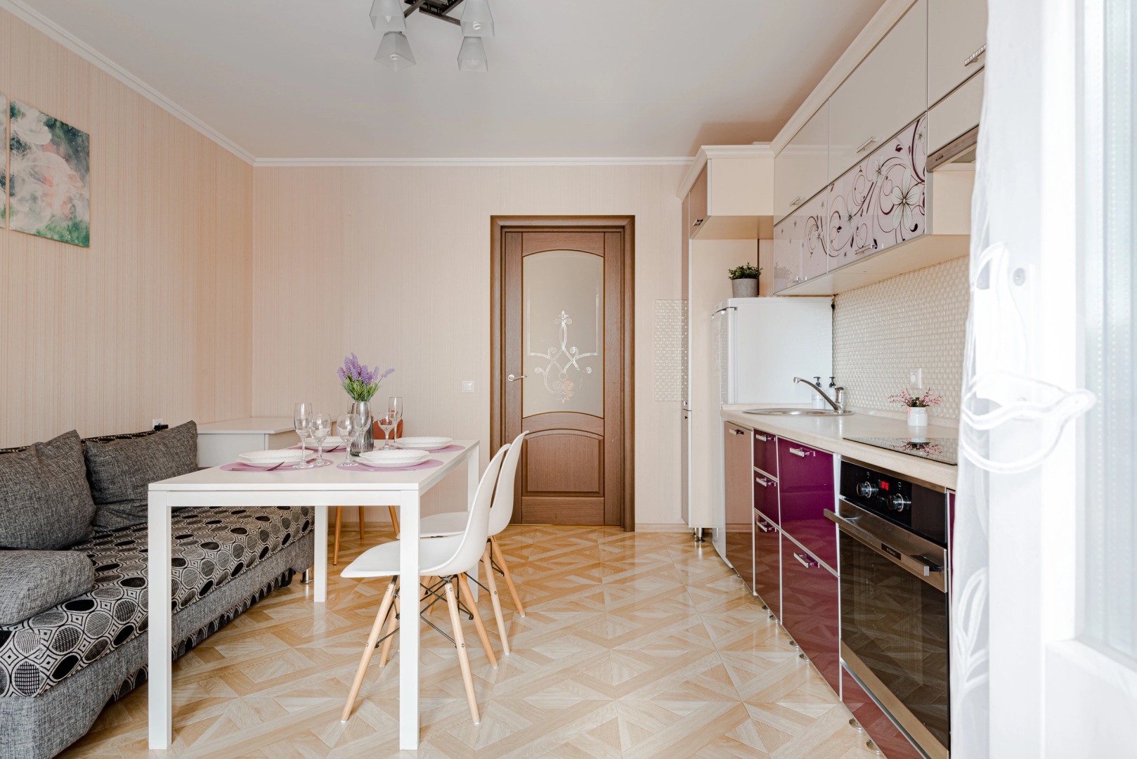 Квартира 1-к яркая у залива на Маркова 8/2 от RentAp, 4 сп.места