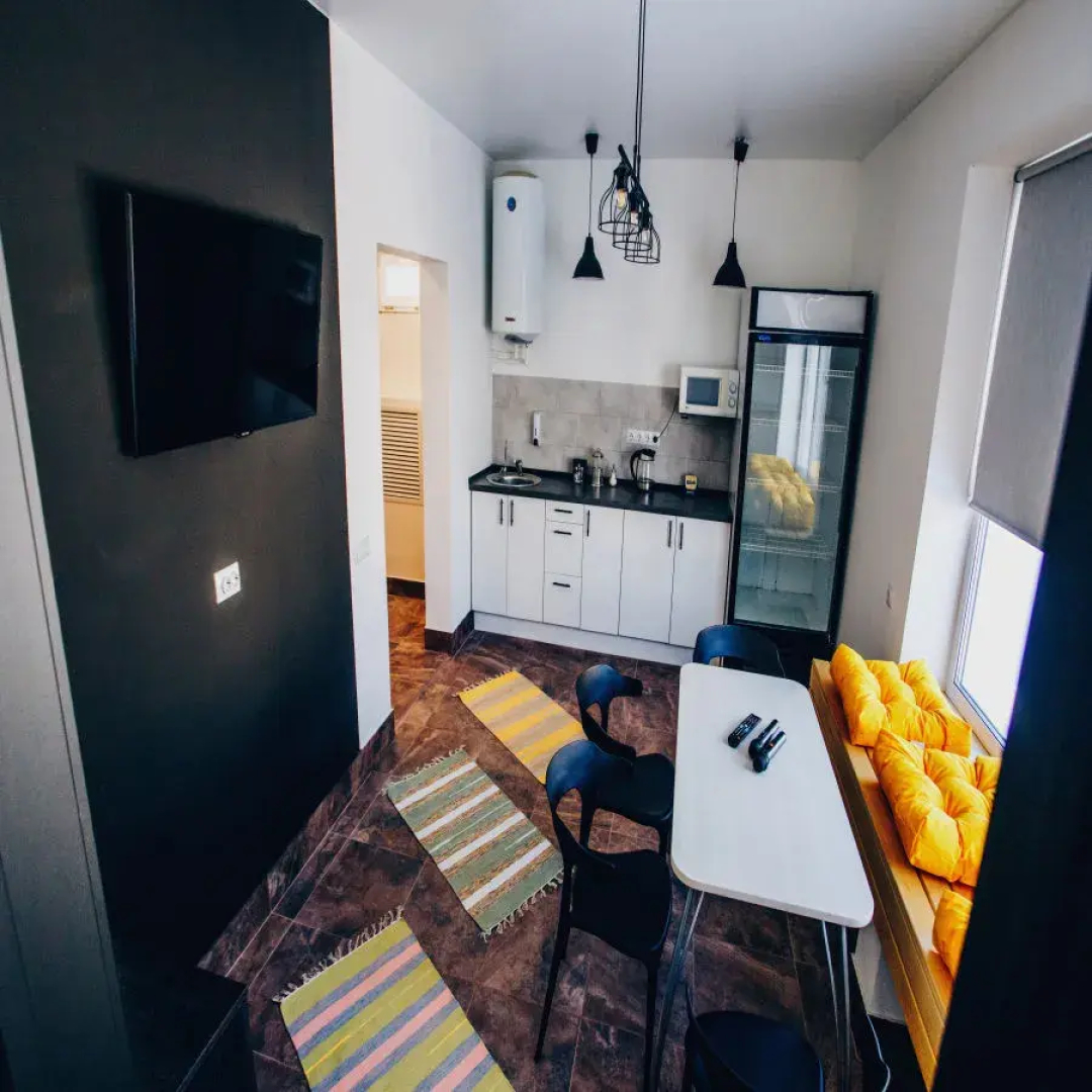 Частный дом за городом Монотель синий дом