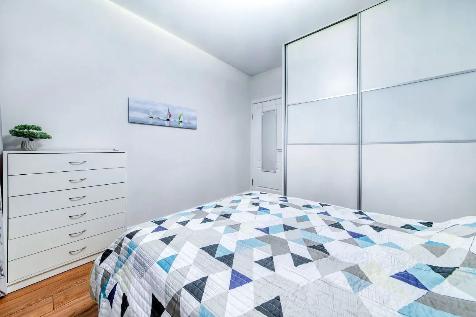 Квартира на сутки В центре Метро в шаговой доступности Кухня объединена с жилой зоной Отдельная спальня Wi-Fi