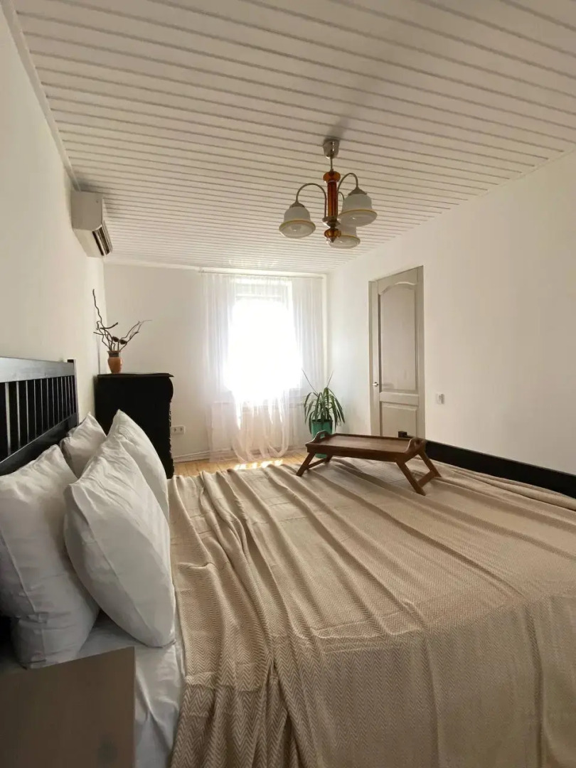 Частный дом с садом и бассейном