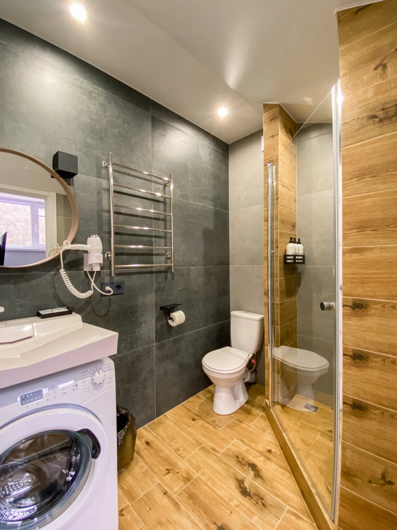 Студия с видом на озеро и горы на улице ГЭС