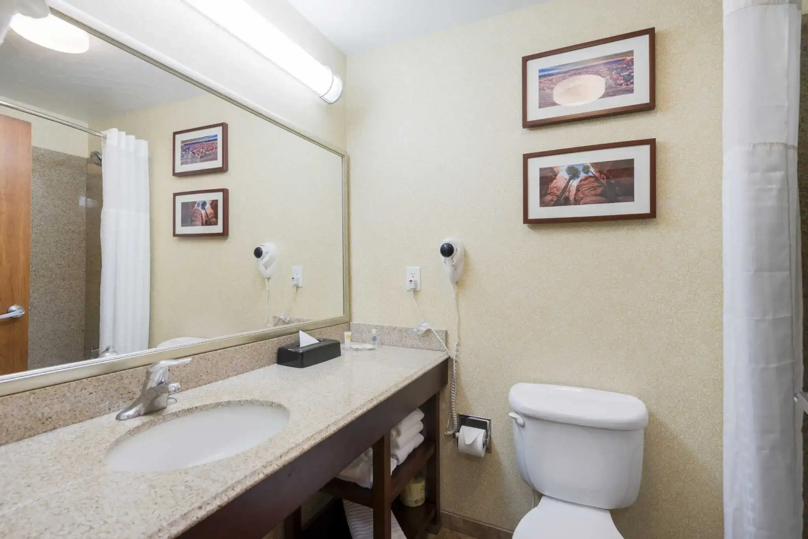 Отель Comfort Inn & Suites