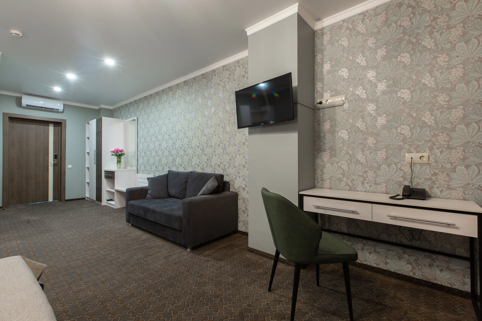 Отель Флора