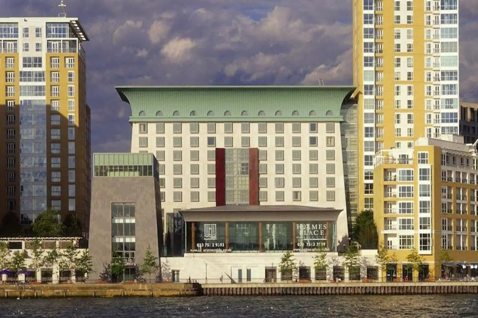 Canary Riverside Plaza Hotel