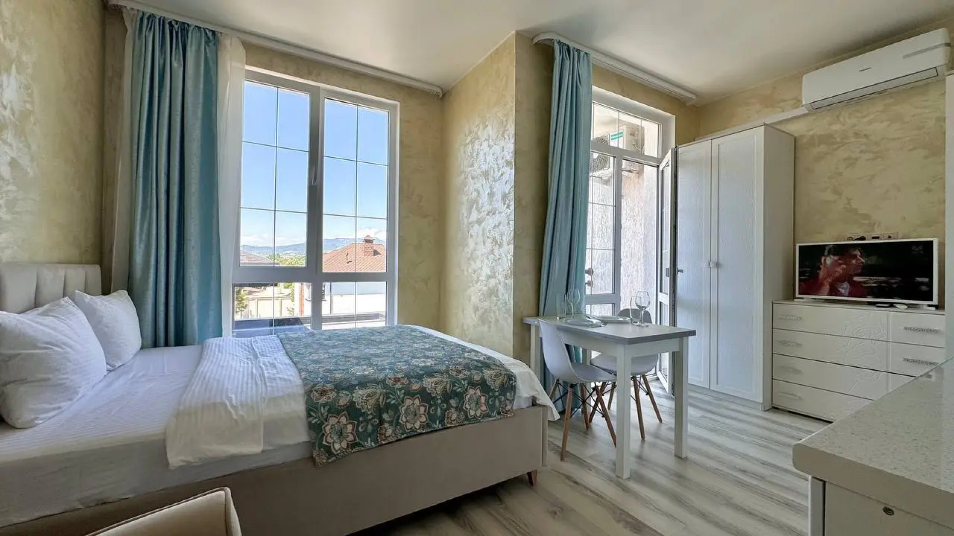 Квартиры с балконами и видом на горы на Мелетяна 5а